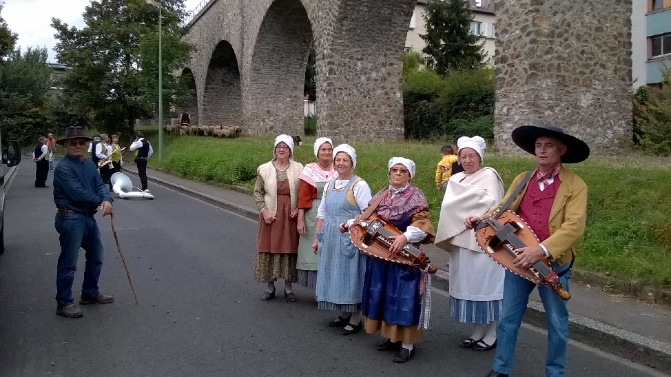 Pause au pied de l'aqueduc pendant que les moutons goûtent à l'herbe.